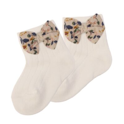 Hi Little One – Skarpetki BOHO FLOPI Powder z kokardką | 1–2 lata | Pom Pom