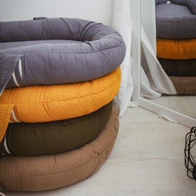 hi-little-one-kokon-gniazdko-dla-noworodka-z-organicznego-oddychajacego-bio-muslinu-dark-oak