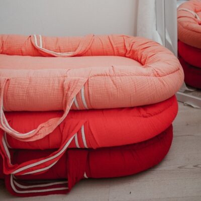 hi-little-one-kokon-gniazdko-dla-noworodka-z-organicznego-oddychajacego-bio-muslinu-strawberry