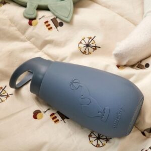 silikonowy bidon ze słomką do picia dla niemowlaka