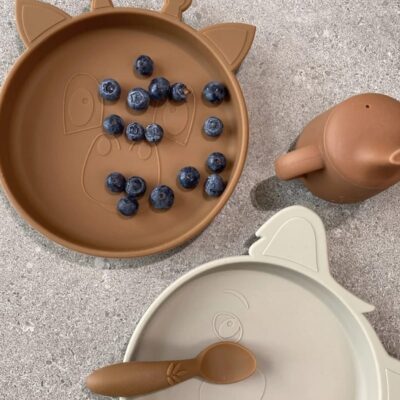 nuuroo-silikonowy-talerzyk-obiadowy-duzy-giraf-caramel-cafe Duży obiadowy talerz silikonowy dla dziecka, zastawa