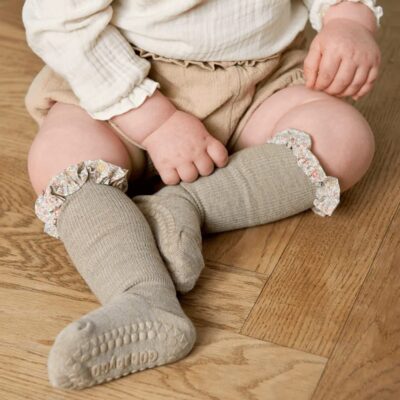 gobabygo-antyposlizgowe-skarpetki-do-nauki-chodzenia-liberty-bamboo-sand-katie-and-millie-yellow-12-m (1)