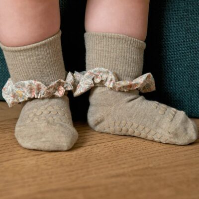 gobabygo-antyposlizgowe-skarpetki-do-nauki-chodzenia-liberty-bamboo-sand-katie-and-millie-yellow-12-m