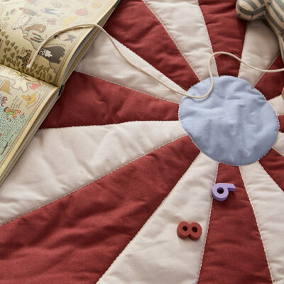 pol_pl_Kids-Concept-Mata-do-zabawy-Circus-czerwona-36007_7