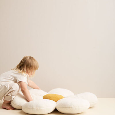 pol_pl_Kids-Concept-Poduszka-na-podloge-kwiatek-bialy-36006_6